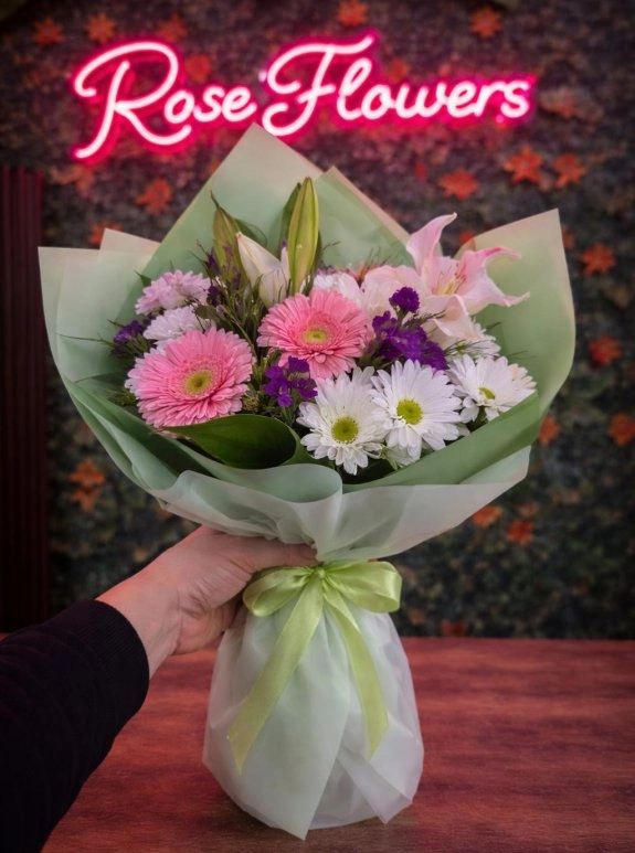 Pembe Gerbera Ve Beyaz Papatya Tasarımlı Şık Buket