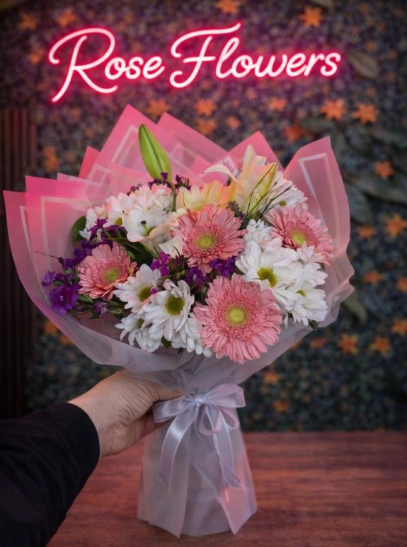 Pembe Gerbera Ve Beyaz Papatya Tasarımlı Şık Buket