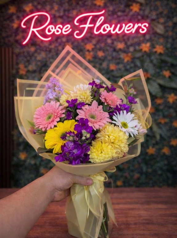 Renkli Gerbera Ve Krizantem Çiçeklerinden Hazırlanmış Özel Tasarım Buket